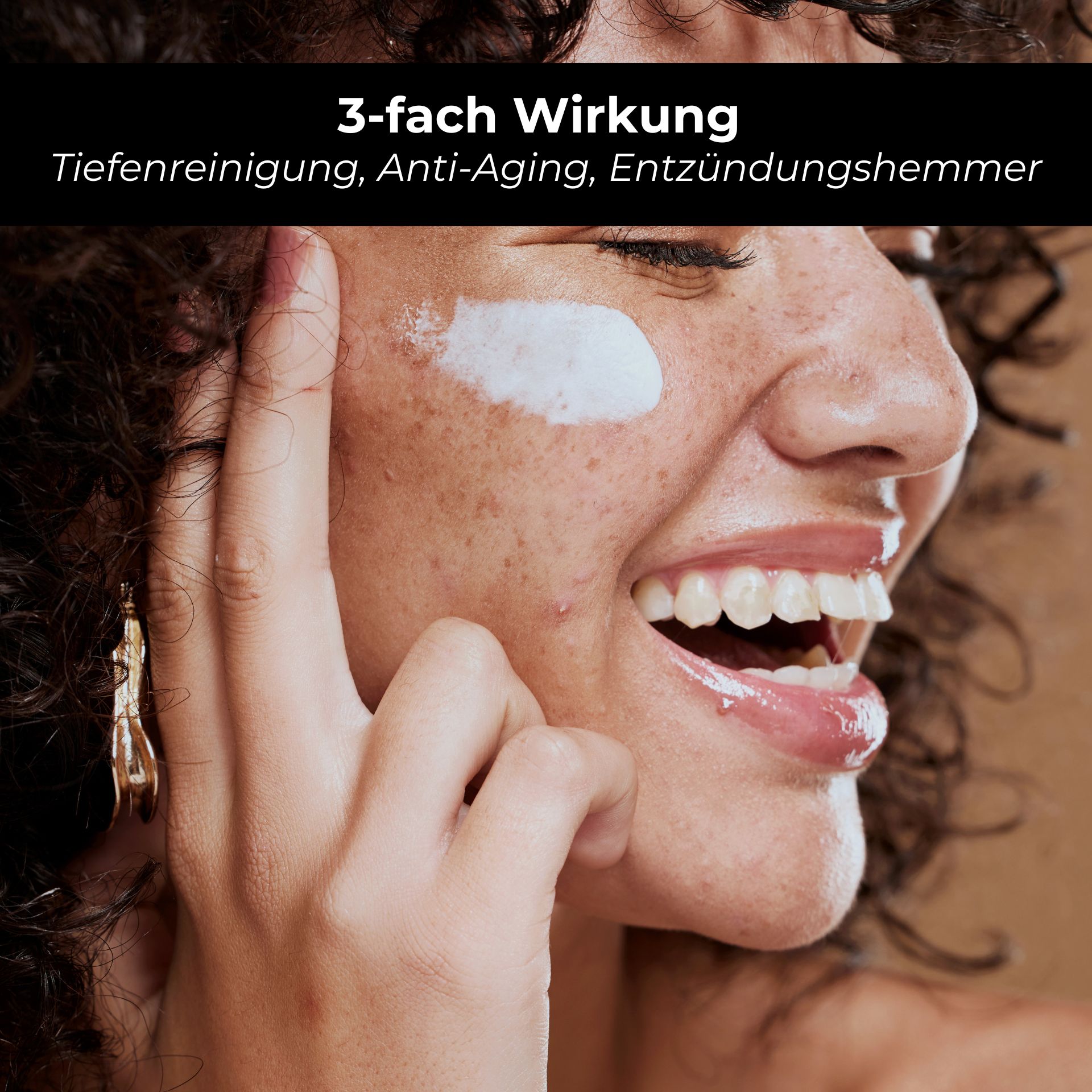 Frau mit lächelndem Gesicht, auf dem eine Gesichtsmaske aufgetragen ist, zeigt die 3-fach Wirkung des RAU Tri-Peelings: Tiefenreinigung, Anti-Aging, Entzündungshemmer.