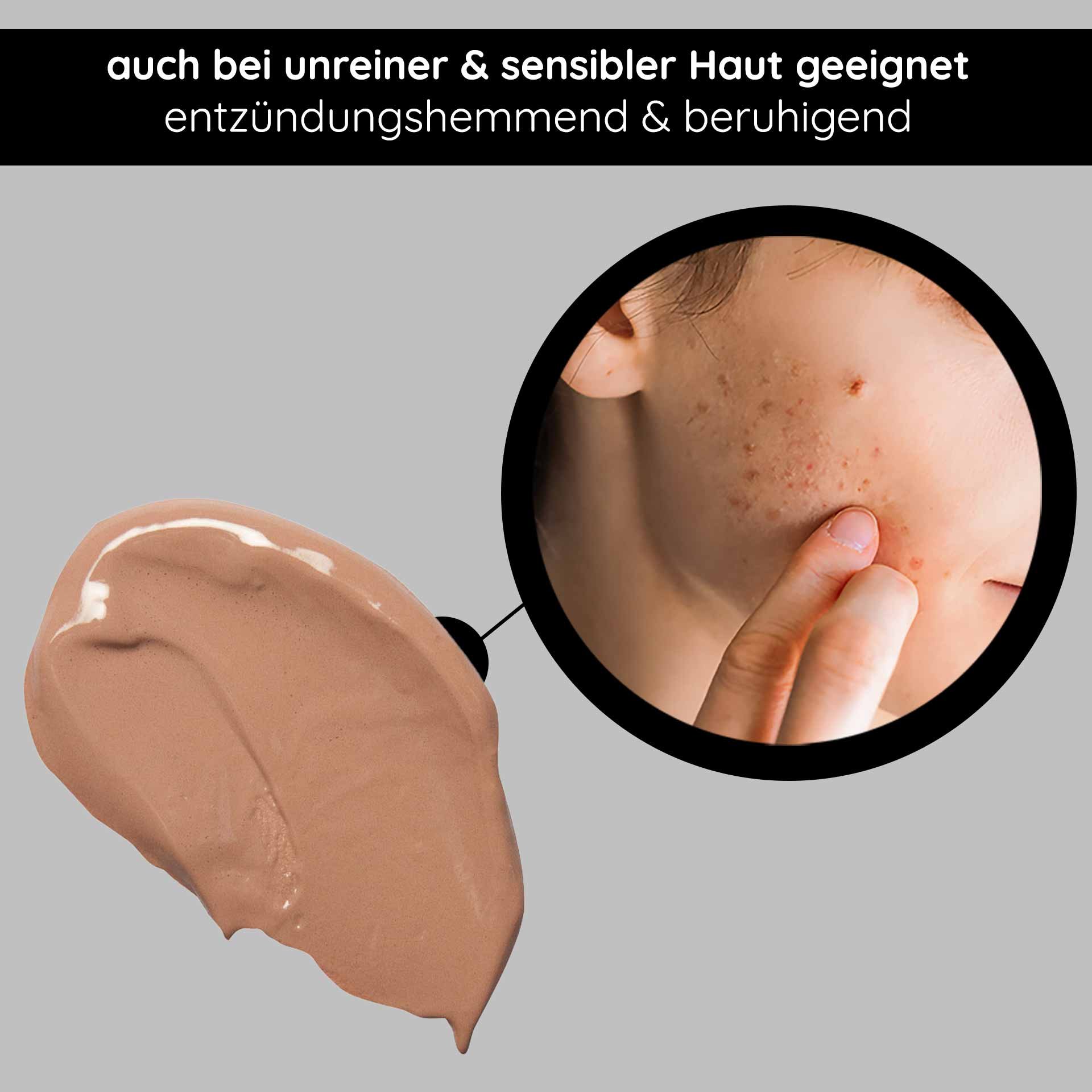 Cremige, bronze-beige Textur der BB Cream, verteilt auf weißer Oberfläche