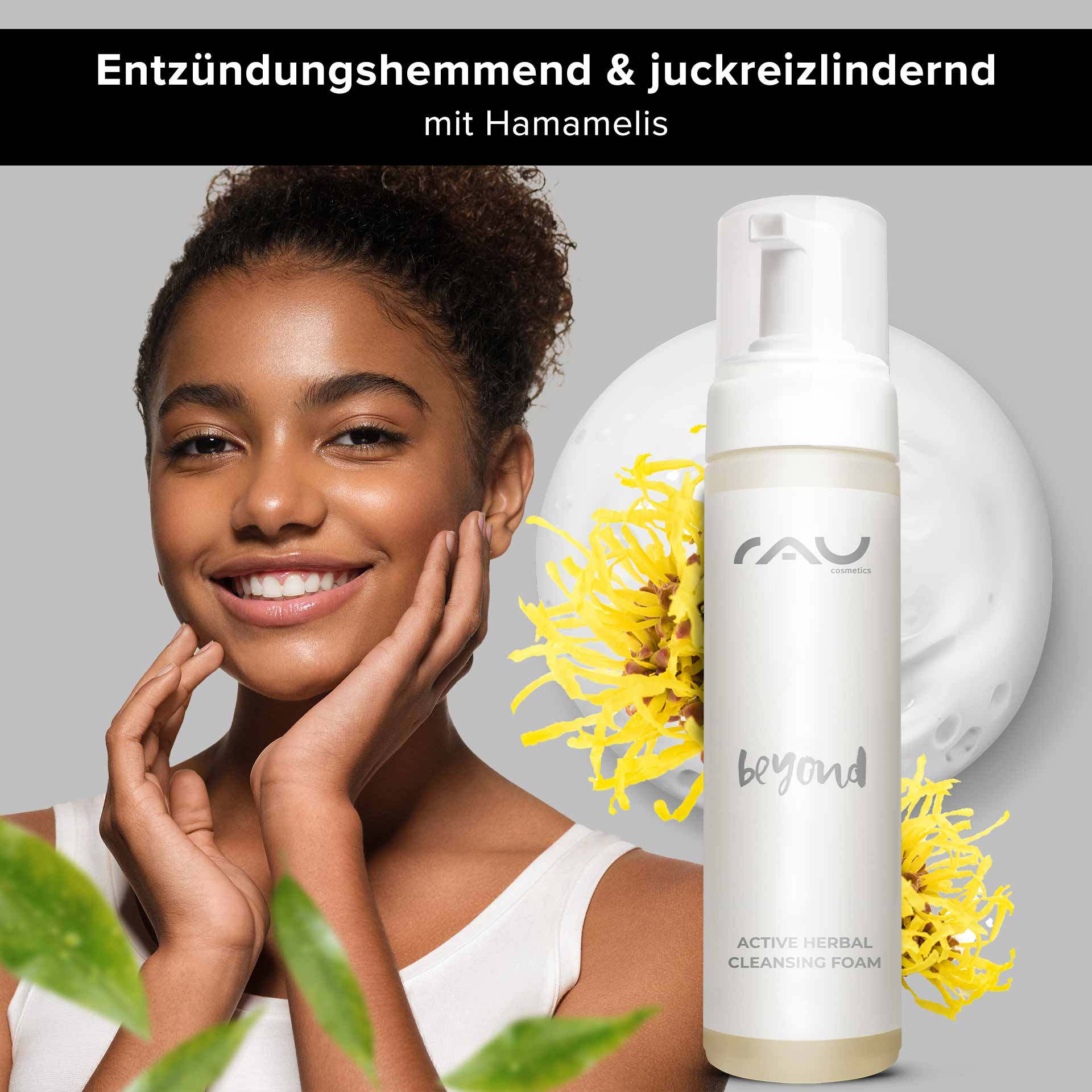 Beyond Active Herbal Cleansing Foam 200 ml Lächelnde Frau mit glatter Haut, die RAU Cosmetics Active Herbal Cleansing Foam präsentiert, umgeben von Hamamelisblüten und grünen Blättern, betont die entzündungshemmenden Eigenschaften des Gesichtsreinigers.