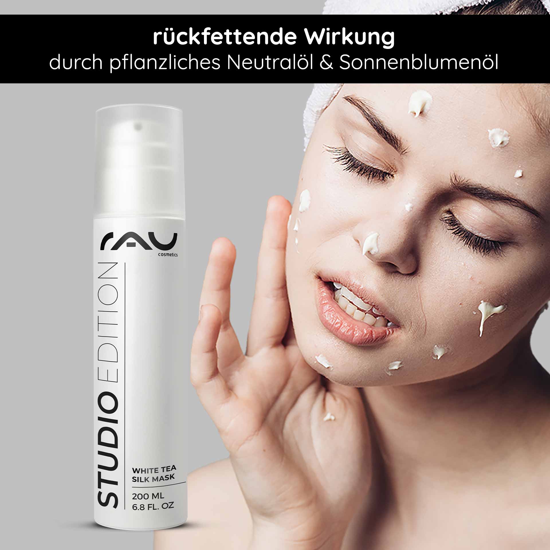 White Tea Silk Mask 200 ml Rich Cream & Mask Verpackung der White Tea Silk Mask von RAU Cosmetics mit einem Model, das die Creme auf ihr Gesicht aufträgt und die Vorteile für die Hautpflege und die feuchtigkeitsspendende Wirkung demonstriert.